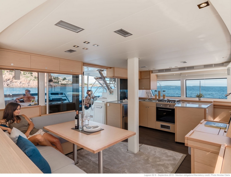 luxe catamaran ruime salon met uitzicht