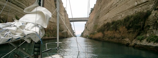 varen door het Corinthe kanaal